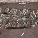 Um tesouro de 225 estatuetas funerárias foi descoberto dentro de uma tumba na antiga capital egípcia de Tanis, no Delta do Nilo. / Crédito: Ministério de Turismo e Antiguidades do Egito