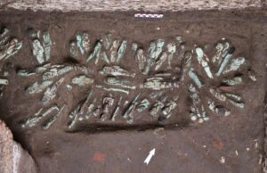 Tesouro encontrado em tumba egípcia resolve mistério antigo Um tesouro de 225 estatuetas funerárias foi descoberto dentro de uma tumba na antiga capital egípcia de Tanis, no Delta do Nilo. / Crédito: Ministério de Turismo e Antiguidades do Egito