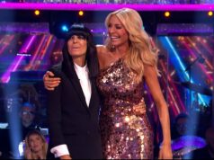 Tess Daly e Claudia Winkleman abrem seu último show do Strictly Live enquanto Karen Carney garante os primeiros 40 da noite durante o final ao vivo Tess Daly e Claudia Winkleman abriram seu último show ao vivo do Strictly Come Dancing na noite de sábado