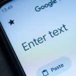 Testei a nova tradução ao vivo do Google com AirPods e realmente funciona bem