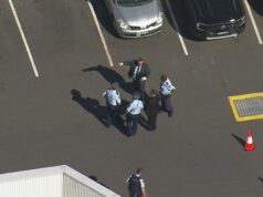 Testemunhas relatam vários tiros fora do shopping center de Sydney Testemunhas relatam vários tiros fora do shopping center de Sydney