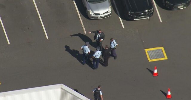 Testemunhas relatam vários tiros fora do shopping center de Sydney
