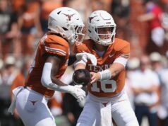 Texas demite treinador após portal de transferência de jogadores importantes Arch Manning #16 of the Texas Longhorns hands off to CJ Baxter