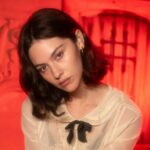 'That's So True' de Gracie Abrams foi entregue tarde demais para fazer seu álbum, mas se transformou em um pico de carreira em vez de uma reflexão tardia