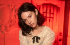 ‘That’s So True’ de Gracie Abrams foi entregue tarde demais para fazer seu álbum, mas se transformou em um pico de carreira em vez de uma reflexão tardia 'That's So True' de Gracie Abrams foi entregue tarde demais para fazer seu álbum, mas se transformou em um pico de carreira em vez de uma reflexão tardia