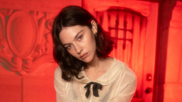 'That's So True' de Gracie Abrams foi entregue tarde demais para fazer seu álbum, mas se transformou em um pico de carreira em vez de uma reflexão tardia
