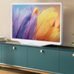 Hisense S5 DécoTV exibindo a plataforma Fire TV enquanto está sentado no suporte da TV