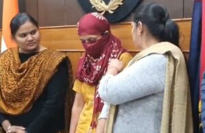 Tia ciumenta afoga sobrinha de 6 anos no casamento porque a criança ‘parecia mais bonita do que ela’ e admite ter assassinado outros três parentes Tia ciumenta afoga sobrinha de 6 anos no casamento porque a criança ‘parecia mais bonita do que ela’ e admite ter assassinado outros três parentes