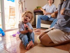 Tio percebe que sobrinha de 3 anos engoliu AirPod e fica chocado com o próximo passo Tio percebe que sobrinha de 3 anos engoliu AirPod e fica chocado com o próximo passo