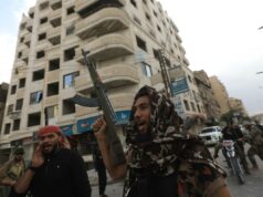 Tiros disparados contra forças dos EUA e da Síria durante a visita dos americanos a Palmyra, deixando vários feridos Tiros disparados contra forças dos EUA e da Síria durante a visita dos americanos a Palmyra, deixando vários feridos