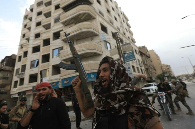 Tiros disparados contra forças dos EUA e da Síria durante Tiros disparados contra forças dos EUA e da Síria durante a visita dos americanos a Palmyra, deixando vários feridos