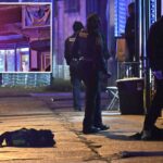 Investigadores da polícia trabalhando na cena de um tiroteio em massa no Platinum Sound Studio em Newark, Nova Jersey.