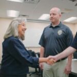 Uma imagem da deputada Dina Titus cumprimentando os constituintes como parte de um vídeo de campanha. Titus insta o comitê a promover a Lei FAIR BET que restaura as deduções de jogos de azar