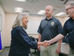 Titus insta o comitê a promover a Lei FAIR BET que restaura as deduções de jogos de azar Uma imagem da deputada Dina Titus cumprimentando os constituintes como parte de um vídeo de campanha. Titus insta o comitê a promover a Lei FAIR BET que restaura as deduções de jogos de azar