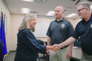 Titus insta o comitê a promover a Lei FAIR BET Uma imagem da deputada Dina Titus cumprimentando os constituintes como parte de um vídeo de campanha. Titus insta o comitê a promover a Lei FAIR BET que restaura as deduções de jogos de azar