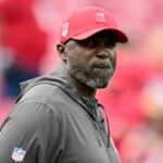 Todd Bowles, dos Buccaneers, sofre um colapso explosivo após a vitória dos Falcons
