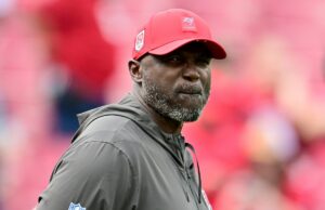 Todd Bowles, dos Buccaneers, sofre um colapso explosivo após a vitória dos Falcons Todd Bowles, dos Buccaneers, sofre um colapso explosivo após a vitória dos Falcons