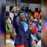 Torcedor da República Democrática do Congo faz 'pose de Lumumba' para partida completa da AFCON