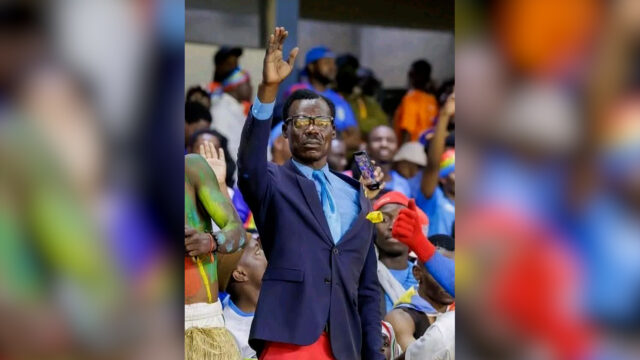 Torcedor da República Democrática do Congo faz 'pose de Lumumba' para partida completa da AFCON
