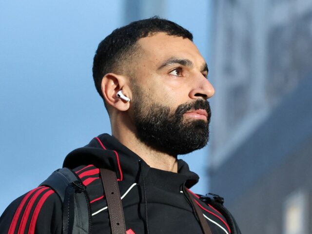 Torcedores de Mohamed Salah na Copa Árabe reagem ao seu Torcedores de Mohamed Salah na Copa Árabe reagem ao seu banco no Liverpool