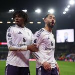 Morgan Rogers comemora gol contra o Manchester United.