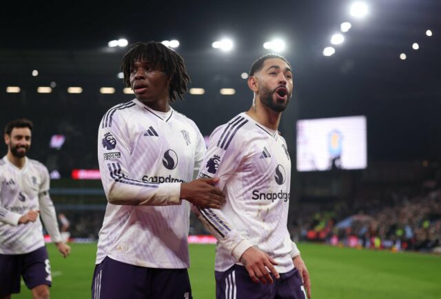 Morgan Rogers comemora gol contra o Manchester United.