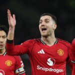 Diogo Dalot do Manchester United (L) ajuda Matheus Cunha do Manchester United a se levantar durante a partida da Premier League entre Manchester United e Wolverhampton Wanderers em Old Trafford em 30 de dezembro de 2025