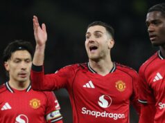 Torcedores do Man Utd incrédulos sobre o que Diogo Dalot fez durante o sorteio do Wolves, ‘Por que ele está…’ Diogo Dalot do Manchester United (L) ajuda Matheus Cunha do Manchester United a se levantar durante a partida da Premier League entre Manchester United e Wolverhampton Wanderers em Old Trafford em 30 de dezembro de 2025