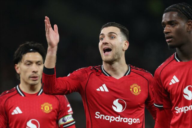 Diogo Dalot do Manchester United (L) ajuda Matheus Cunha do Manchester United a se levantar durante a partida da Premier League entre Manchester United e Wolverhampton Wanderers em Old Trafford em 30 de dezembro de 2025