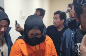 Tornando-se uma suspeita, é assim que Ayu Puspita se parece vestindo roupas de prisão Tornando-se uma suspeita, é assim que Ayu Puspita se parece vestindo roupas de prisão