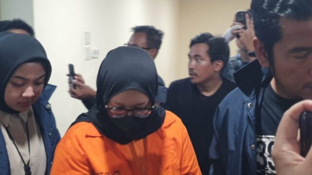 Tornando-se uma suspeita, é assim que Ayu Puspita se parece Tornando-se uma suspeita, é assim que Ayu Puspita se parece vestindo roupas de prisão