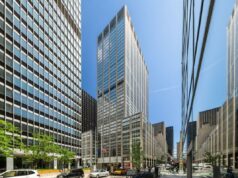 Torre Midtown de Vornado mais de 90% alugada após assinatura de novos inquilinos O arranha-céu 1290 da Sexta Avenida elevando-se sobre uma rua com carros e árvores.