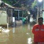 Transbordamento do rio Ciliwung, inundação de 15 bairros no leste de Jacarta chega a 80 cm