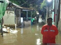 Transbordamento do rio Ciliwung, inundação de 15 bairros no leste de Jacarta chega a 80 cm Transbordamento do rio Ciliwung, inundação de 15 bairros no leste de Jacarta chega a 80 cm