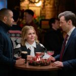 Transmita ou ignore: 'Twelve Dates' Til Christmas' no Hallmark Channel, uma série limitada viciante e charmosa sobre uma mulher cujos amigos a inscrevem em um serviço de encontros com tema natalino