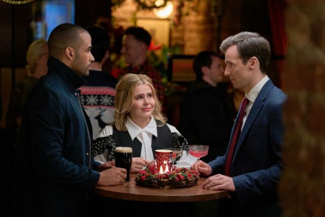 Transmita ou ignore: 'Twelve Dates' Til Christmas' no Hallmark Channel, uma série limitada viciante e charmosa sobre uma mulher cujos amigos a inscrevem em um serviço de encontros com tema natalino
