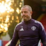 Harry Amass de Sheffield Wednesday é desafiado por Casper De Norre de Millwall (à esquerda) e Tristan Crama de Millwall (à direita) durante a partida do Sky Bet Championship entre Millwall e Sheffield Wednesday no The Den em 26 de novembro de 2025