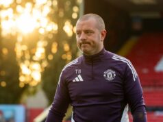 Travis Binnion nomeia dois emprestados do Man Utd como os ‘mais capazes’ de se tornarem jogadores do time titular na próxima temporada Harry Amass de Sheffield Wednesday é desafiado por Casper De Norre de Millwall (à esquerda) e Tristan Crama de Millwall (à direita) durante a partida do Sky Bet Championship entre Millwall e Sheffield Wednesday no The Den em 26 de novembro de 2025