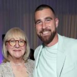 Taylor Swift se relaciona com a mãe de Travis Kelce, Donna Kelce, no Wild Card Game Taylor Swift se relaciona com a mãe de Travis Kelce, Donna Kelce, no Wild Card Game 197