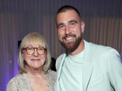 Travis Kelce abraça a mãe Donna Kelce antes do jogo Chiefs vs. Taylor Swift se relaciona com a mãe de Travis Kelce, Donna Kelce, no Wild Card Game Taylor Swift se relaciona com a mãe de Travis Kelce, Donna Kelce, no Wild Card Game 197