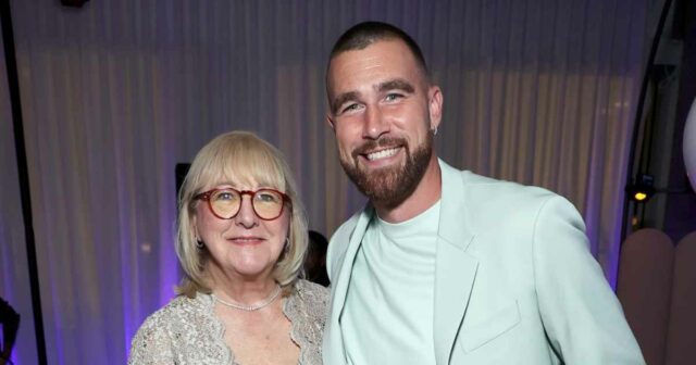 Taylor Swift se relaciona com a mãe de Travis Kelce, Donna Kelce, no Wild Card Game Taylor Swift se relaciona com a mãe de Travis Kelce, Donna Kelce, no Wild Card Game 197