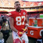 O tight end do Kansas City Chiefs, Travis Kelce, sai do campo após um jogo.