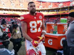 Travis Kelce evitando questões sobre aposentadoria por enquanto, enquanto os rumores circulam O tight end do Kansas City Chiefs, Travis Kelce, sai do campo após um jogo.
