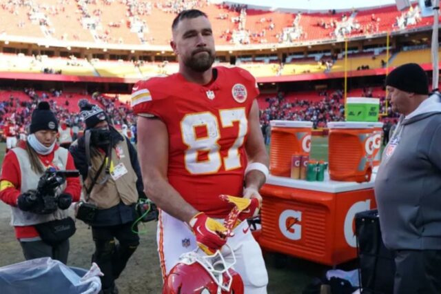 O tight end do Kansas City Chiefs, Travis Kelce, sai do campo após um jogo.