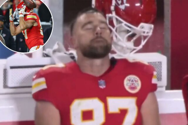 Travis Kelce parece arrasado após queda custosa na derrota do Azeez Al-Shaair #0 do Houston Texans intercepta um passe destinado a Travis Kelce #87 do Kansas City Chiefs durante o quarto período no Arrowhead Stadium em 7 de dezembro de 2025 em Kansas City, Missouri.