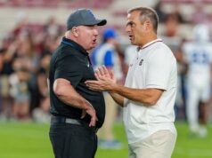 Treinador da SEC de US$ 37 milhões demitido após derrota por 41-0: relatório College football head coach Mark Stoops of the Kentucky Wildcats talks with head coach Shane Beamer of the South Carolina Gamecocks