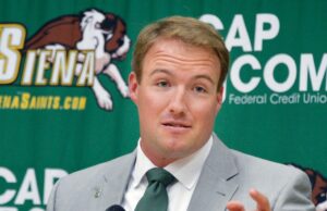 Treinador de lacrosse universitário, 41, morre após cair em casa: ‘perda sem sentido’ Momentos mais emocionais da celebração da vida de Grayson Murray