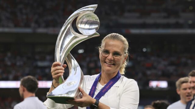 Treinadora três vezes vencedora do EURO Feminino, Sarina Wiegman, recebeu o título de dama honorária
