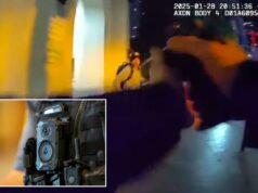 Treinamento de câmeras corporais policiais com tecnologia de IA para detectar mais de 7.000 pessoas na lista de observação de “alto risco” Uma câmera corporal Axon acoplada ao colete tático de um oficial.