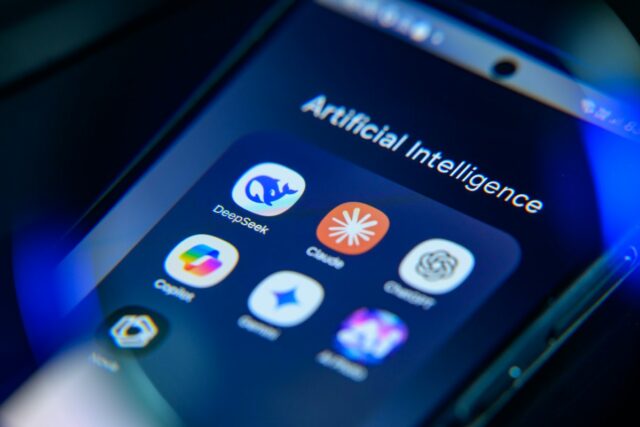 Três em cada dez adolescentes dos EUA usam chatbots de Três em cada dez adolescentes dos EUA usam chatbots de IA todos os dias, mas as preocupações com segurança estão aumentando